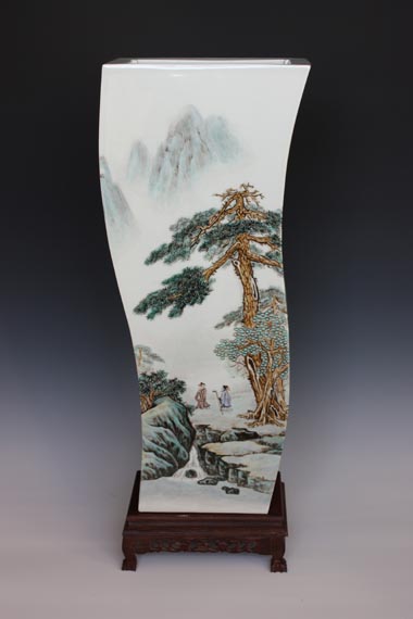 ���Z��ˇ����������1963�����ھ����(zh��n)���V�|ʡ�մ�ˇ�g(sh��)�����߼�(j��)��ˇ���g(sh��)�����Ї�(gu��)��ˇ���g(sh��)�W(xu��)��(hu��)��(hu��)�T���Ї�(gu��)���g��ˇ�҅f(xi��)��(hu��)��(hu��)�T���V�|��ˇ���g(sh��)�f(xi��)��(hu��)��(hu��)�T���V�|���g��ˇ�҅f(xi��)��(hu��)��(hu��)�T�����^��ˇ���g(sh��)�W(xu��)��(hu��)����(w��)���������^���g��ˇ�҅f(xi��)��(hu��)��ϯ�F(tu��n)�ɆT�����^�������^(q��)�ƅf(xi��)�մɌW(xu��)��(hu��)�����L(zh��ng)�����^�й�ˇ���g(sh��)�м�(j��)��(zhu��n)�I(y��)�Y���u(p��ng)��ί�T��(hu��)�u(p��ng)��ί�T��(k��)ί�T���V�|ʡ�մ��Ļ�ˇ�g(sh��)�O(sh��)Ӌ(j��)��(zhu��n)��?gu��)�ɆT��

1977����Sĸ�H����Ӣ(�Ї�(gu��)�մ�ˇ�g(sh��)��)�W(xu��)��(x��)���y(t��ng)�ʴɹ�ˇ��1983�꿼�뾰���(zh��n)�մɌW(xu��)Ժ���g(sh��)�O(sh��)Ӌ(j��)��(zhu��n)�I(y��)�W(xu��)��(x��)��1987�ꮅ�I(y��)���@�W(xu��)ʿ�W(xu��)λ��1988���M(j��n)���^��(j��ng)��(j��)�؅^(q��)һ�Ҵ����մ���I(y��)��������Ҫ���³��ڹ�ˇ�մɵ��O(sh��)Ӌ(j��)���������v�ι�˾�ʴɏS���S�L(zh��ng)���O(sh��)Ӌ(j��)����Ҫؓ(f��)؟(z��)������ϯ�O(sh��)Ӌ(j��)�������鹫˾�O(sh��)Ӌ(j��)�˴����m��(y��ng)���N(xi��o)�ĵĹ�ˇ��Ʒ�N�����鹫˾������һ֧���O(sh��)Ӌ(j��)�����Įa(ch��n)Ʒ�O(sh��)Ӌ(j��)���ӣ��ڮ�(d��ng)�r(sh��)���^��(j��ng)��(j��)�؅^(q��)�մ��ИI(y��)����һ����Ӱ�����1994���(gu��)�ҹ�ˇƷ�����s־���Ї�(gu��)��ˇƷ����(zhu��n)�ڈ�(b��o)������������ˇ�����Ը߶��u(p��ng)�r(ji��)(�l(f��)����1994��12��)��

���Z�����(l��i)������ˇ�g(sh��)�մɵĄ�(chu��ng)������������?y��n)����Ϸ۲�ɽˮ�����g�����ˏV�|ʡ��ˇ���g(sh��)����Ʒչ��ȫ��(gu��)�մ����g(sh��)�O(sh��)Ӌ(j��)��(chu��ng)���u(p��ng)�ȡ��V�|���g��ˇ��Ʒչ���V�|��ˇ���g(sh��)��Ʒչ���V�|�մ�ˇ�g(sh��)�c�O(sh��)Ӌ(j��)��(chu��ng)�´�ِ���V�|�մ�ˇ�g(sh��)��Ʒչ���Ї�(gu��)��ˇ���g(sh��)�󎟾�Ʒ���[��(hu��)���Ї�(gu��)�մ�ˇ�g(sh��)չ������ʡ��ˇ���g(sh��)��(ji��ng)ِ���Ї�(gu��)�����ڣ���(gu��)�H�Ļ��a(ch��n)�I(y��)���[���ו�(hu��)�Ȍ�(zhu��n)�I(y��)չ�u(p��ng)���(d��ng)���@�Ç�(gu��)�Ҽ�(j��)��ʡ��(j��)��            ......  Ԕ��(x��)��rՈ(q��ng)�c(di��n)���^��